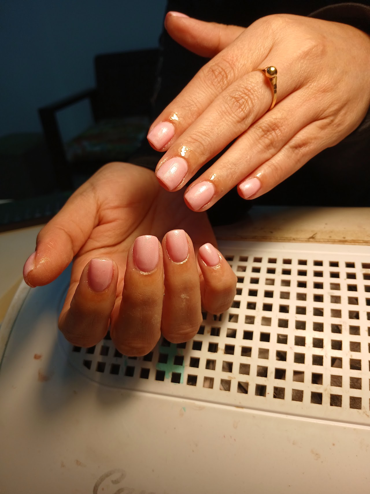Manicura fina y nail art delicado en Kalos